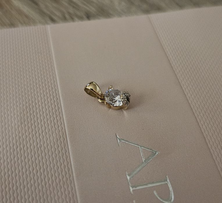 Apart 585 złota zawieszka z cyrkoniami