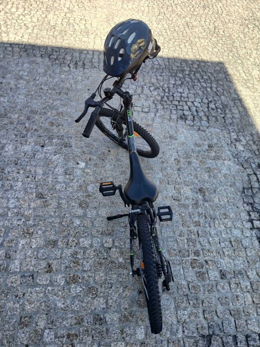 Bicicleta de croança com capacete [simi usada]