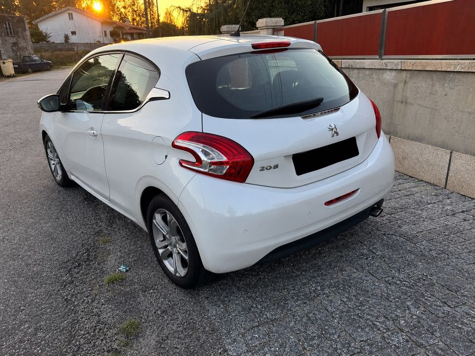 Peugeot 208 2014 — fotografia 2