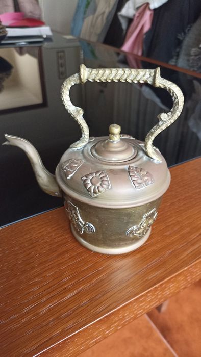 Bule em metal ou bronze