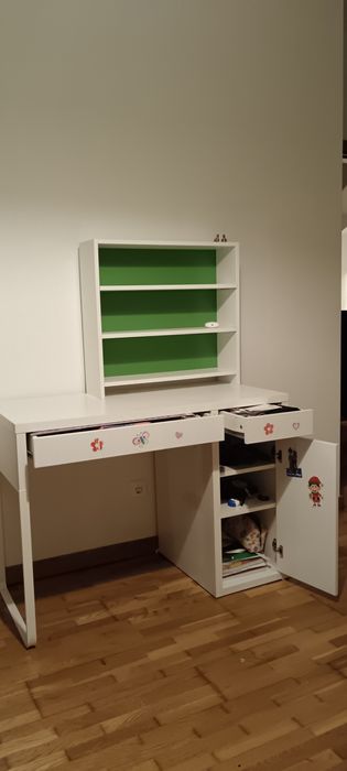 Secretaria branca com prateleiras IKEA
