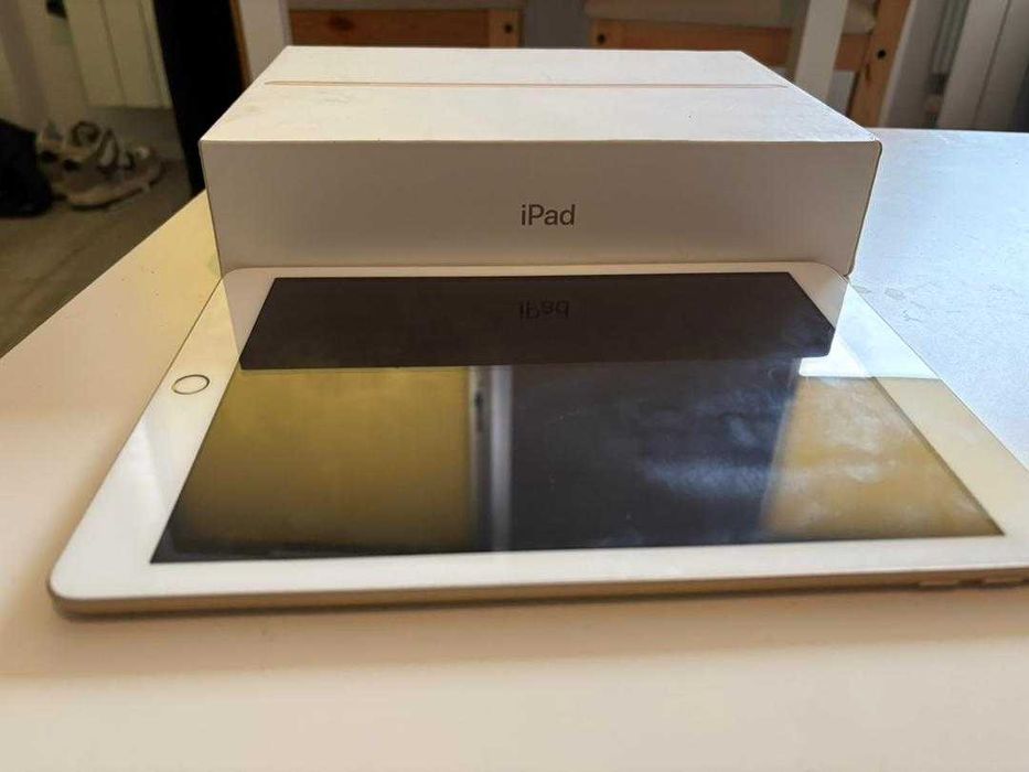 Clean Ipad 5th generation 32GB wifi