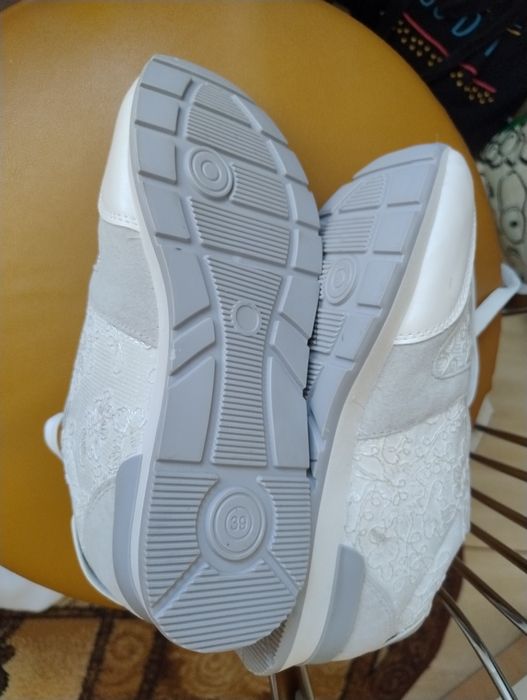 Buty sportowe damskie 39 nowe