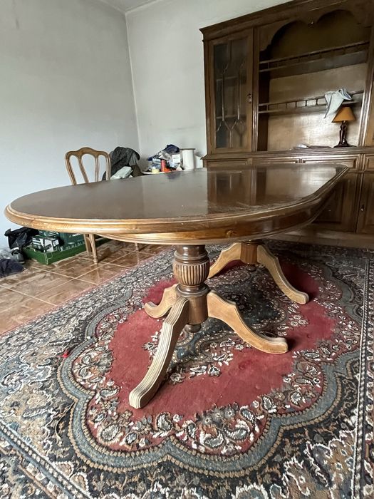 Mesa oval extensivel em madeira