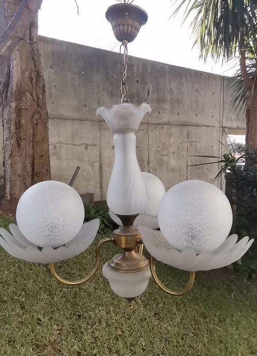 Belíssimo candeeiro aplicação ao teto, estrutura em latão e vidro em f