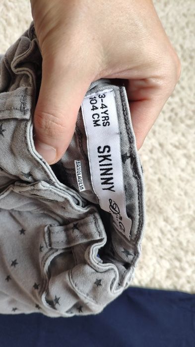 Dwie pary spodni 104 dżinsy legginsy