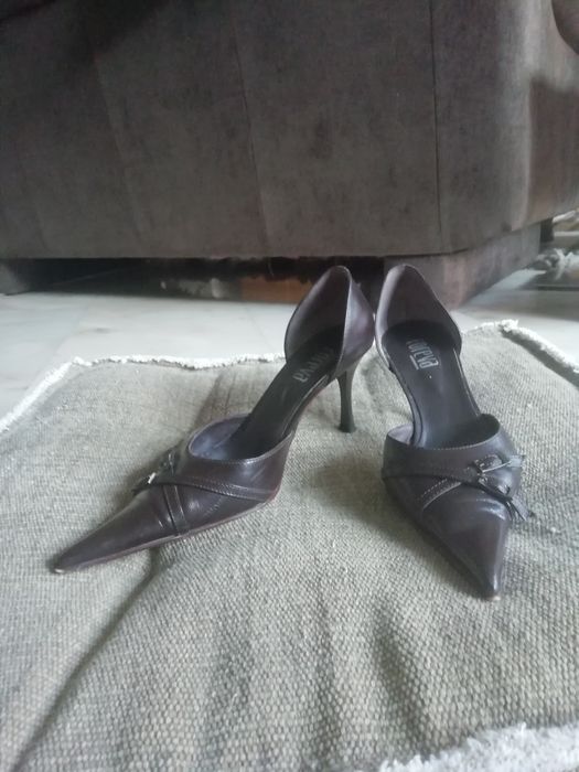 Sapatos salto agulha, marca Foreva, cor castanha,