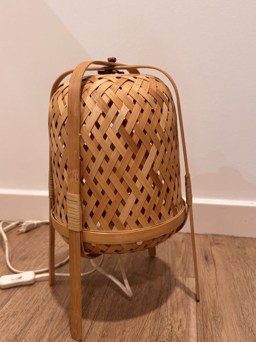 Candeeiro de palinha e madeira