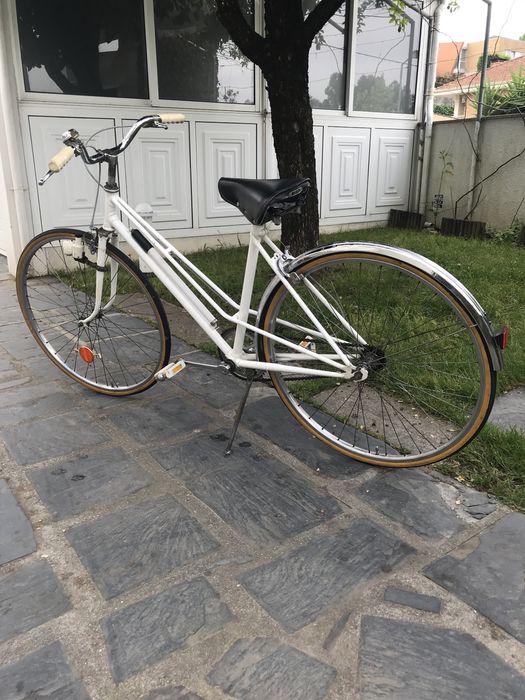 Bicicleta - Pasteleira inglesa de senhora antiga e restaurada