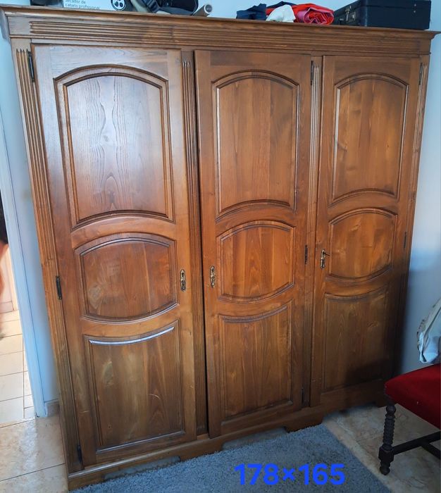 Cama (desmontada)+ Colchão 190×135+ 2 mesas de cabeceira
