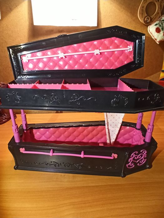 Меблі monster high. Ліжко, ванночка, шафка, туалетний столик, кінь