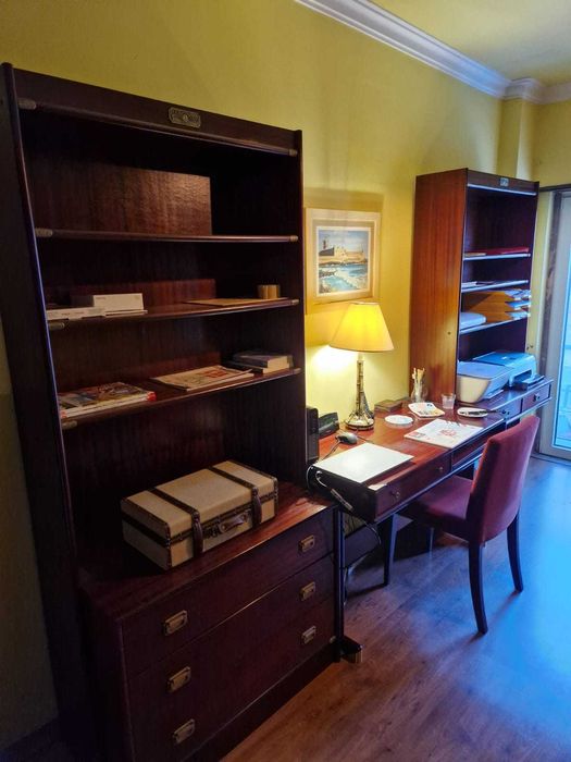 Dois estantes com  uma comoda    URGENTE