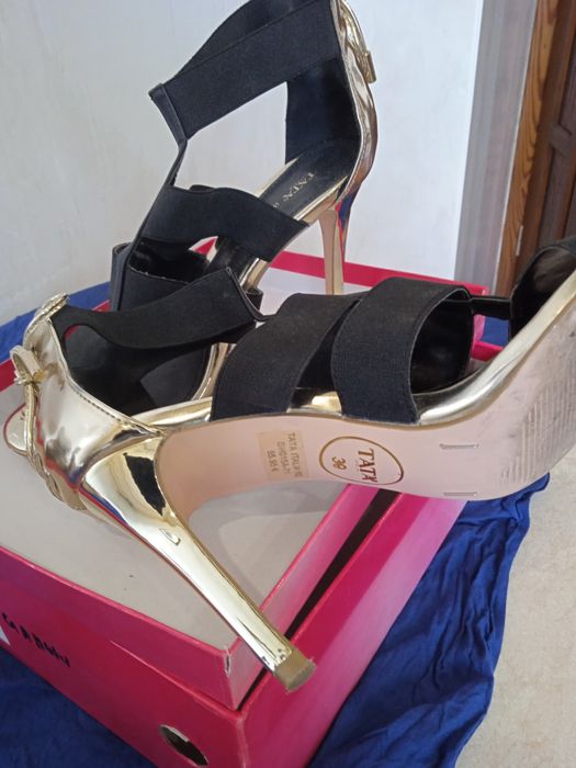 Босоніжки, стрипи. Лакові