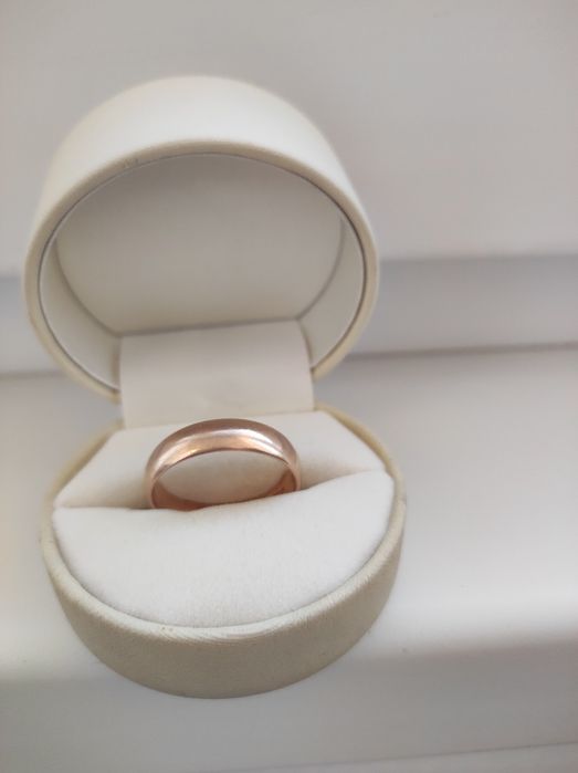 Кольца:золото с жемчугом,с сапфиром; с платиной; серьги золотые;