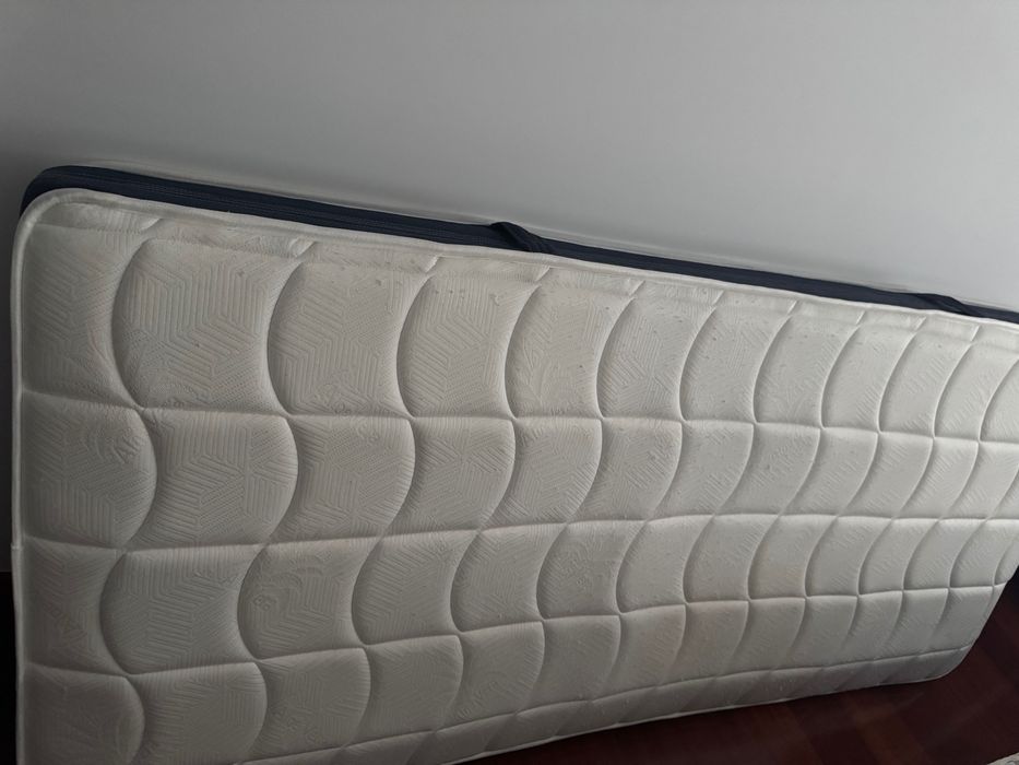 Cama solteiro, com arrumação