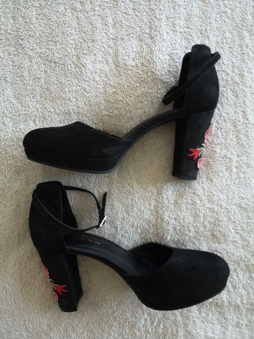 Czarne haftowane w kwiaty buty sandały na obcasie platformie DinSko 40