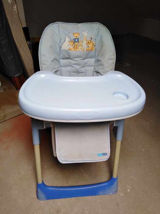 Cadeira de refeição para bebé.