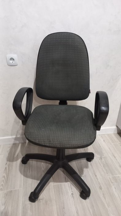 Продам комп'ютерне крісло