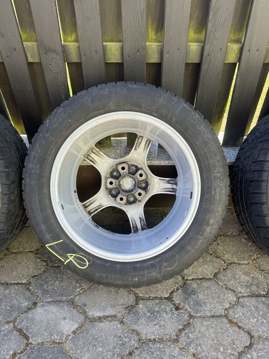 Oryginalne felgi Porshe z oponami zimowymi.