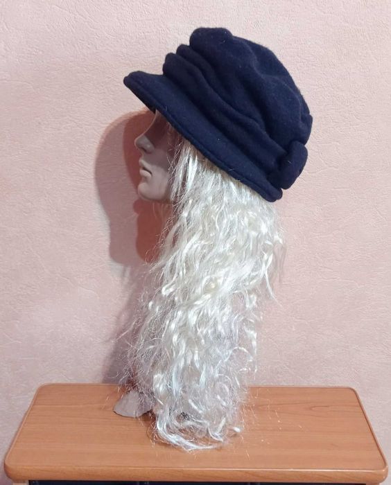 Темно-синяя мягкая шляпка, 85% шерсти (Германия).