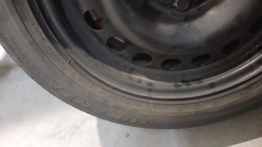 Roda suplente de um opel Astra