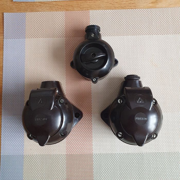 Stary wylacznik i gniazdko baketlitowe