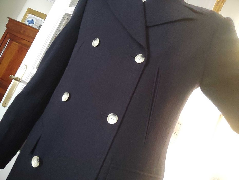 Casaco assertoado azul escuro botões brancos. Oficina Mustra