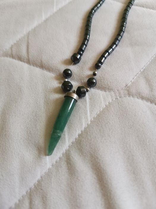 Naszyjnik ława wulkaniczna kieł minerał zielony srebrny czarny wisiore