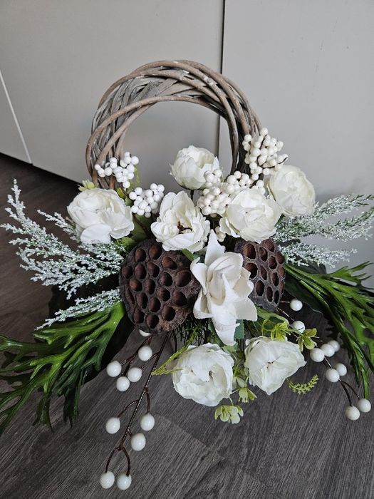 Kompozycja w donicy, stroik, ozdoba, wiązanka na pomnik, na cmentarz