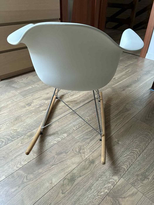 krzesło bujane w stylu skandynawskim