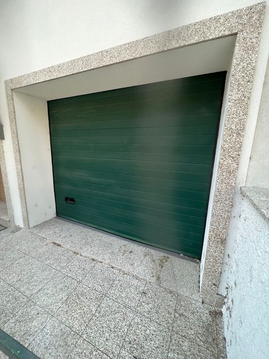 Portão de garagem elétrico incluindo motor e três comandos .