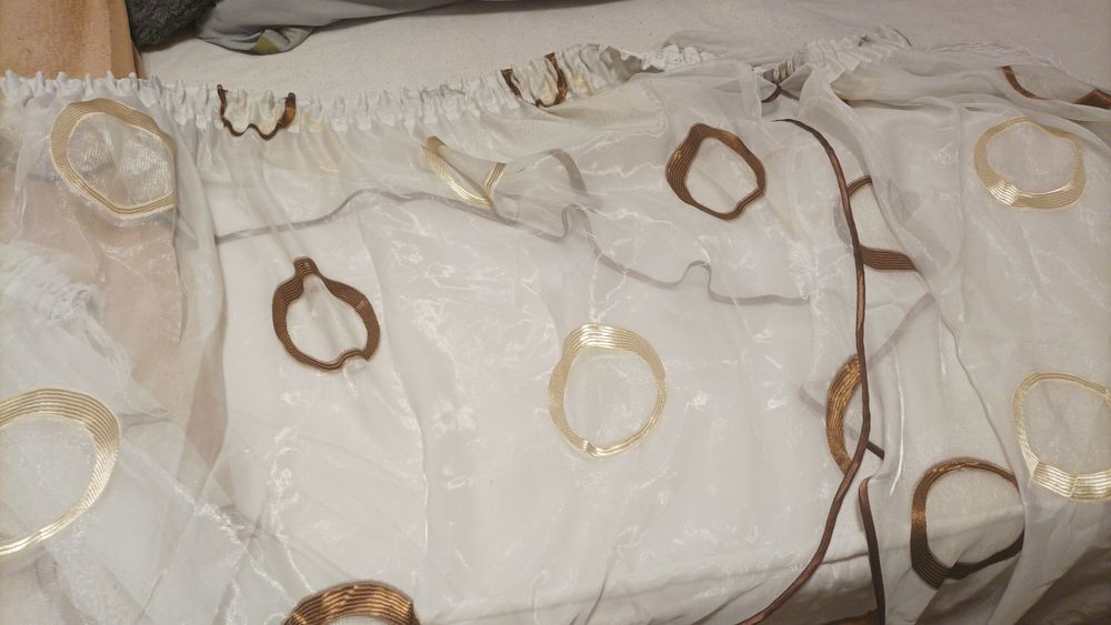 Efektowna firanka kuchenna na taśmie