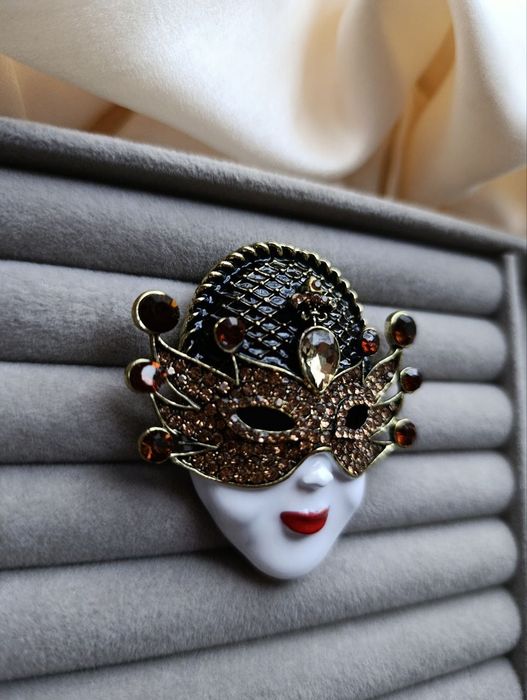 Цікаві великі  брошки карнавальна маска