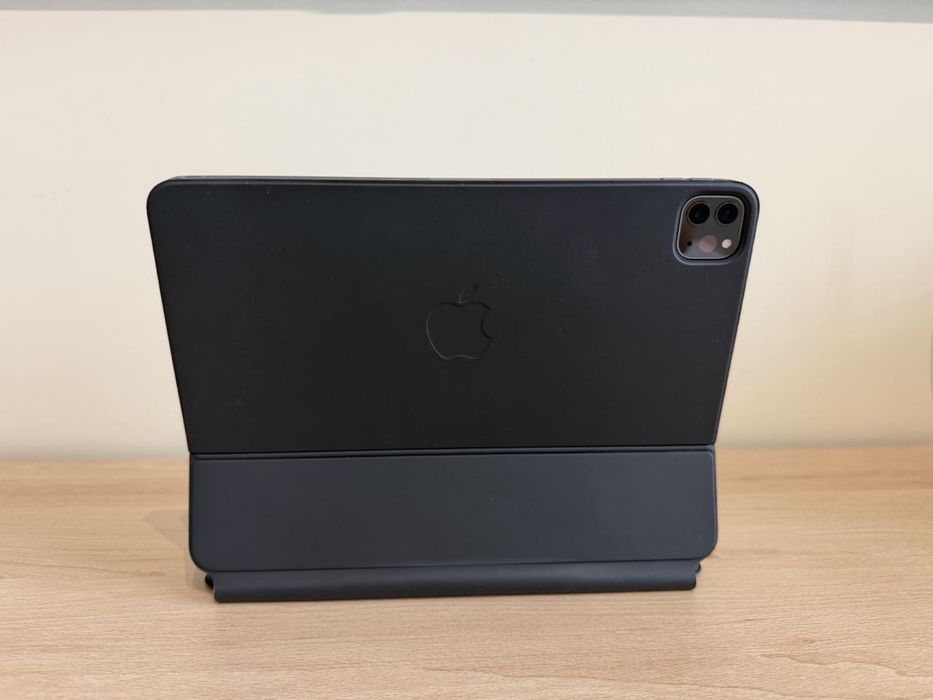 JAK NOWY Tablet iPad Pro A2761 11" 4. generacji M2 z klawiaturą