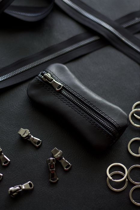 Шкіряна ключниця на замку ручної роботи