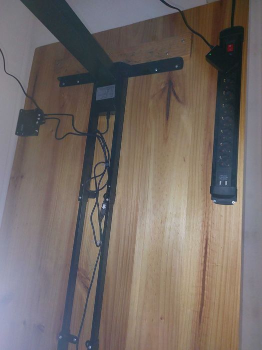 Mesa com tampo de pinho com elevação programada