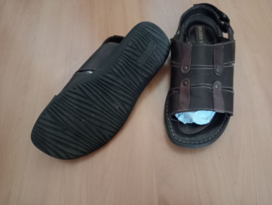 Sandálias para homem em castanho