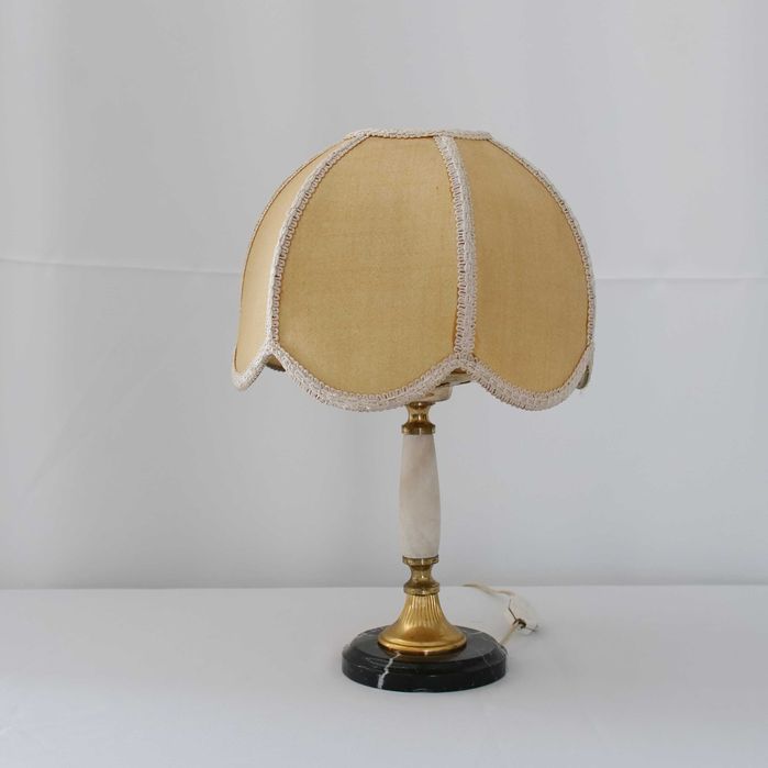 Candeeiro de mesa com base em mármore