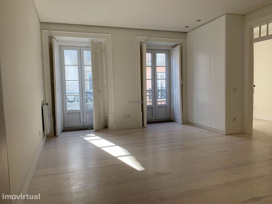 T1 na Lapa, remodelado, junto ao largo de Santos para arrendamento!