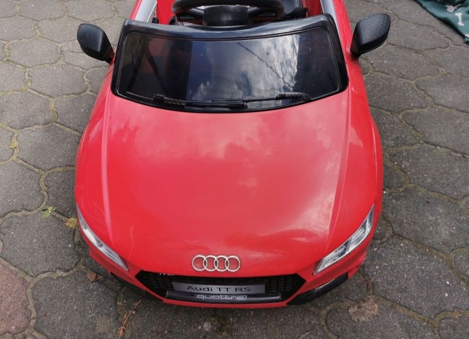 Samochód Audi i skuter Vespa na akumulator