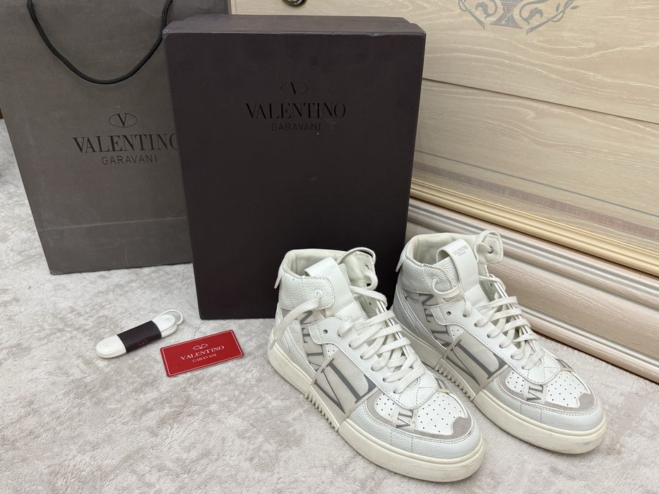 Продам кроссовки Valentino