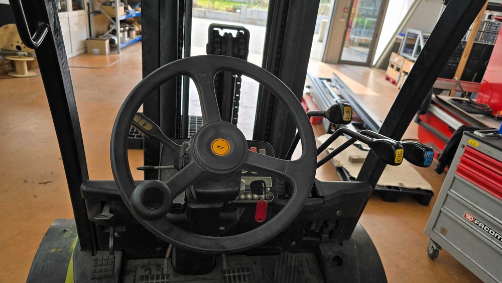 Empilhador Clark C35L – 3.500 kg – Gás – 2012