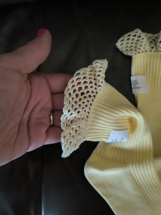 Żółte skarpetki z szydełkową koronką