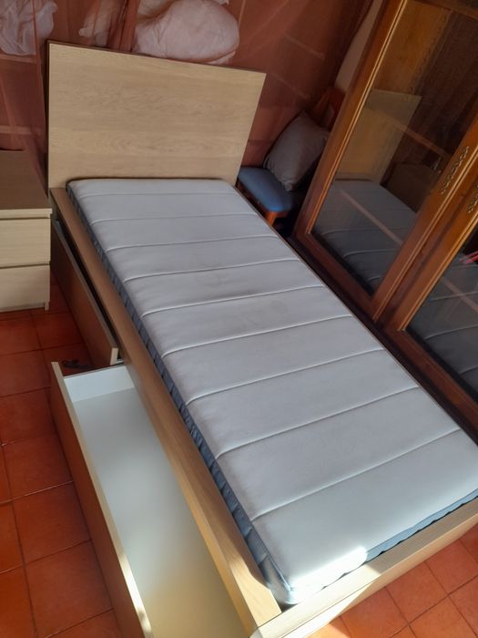 Vendo cama de solteiro com colchão incluído
