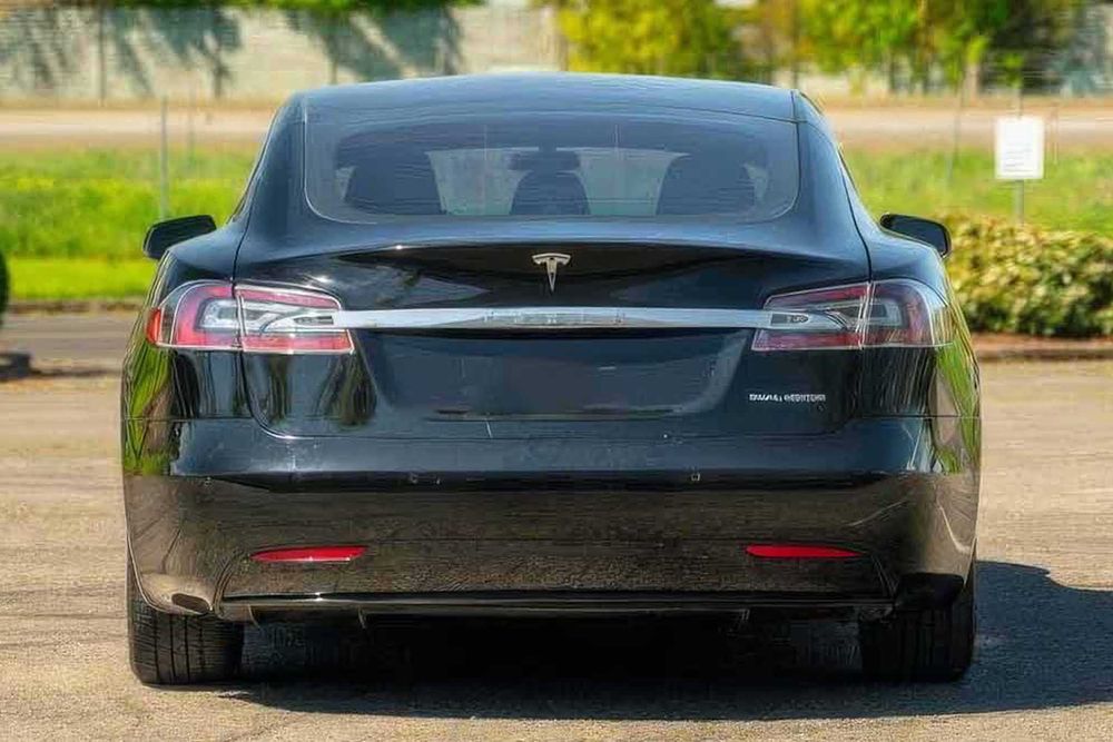 Tesla Model S      2018