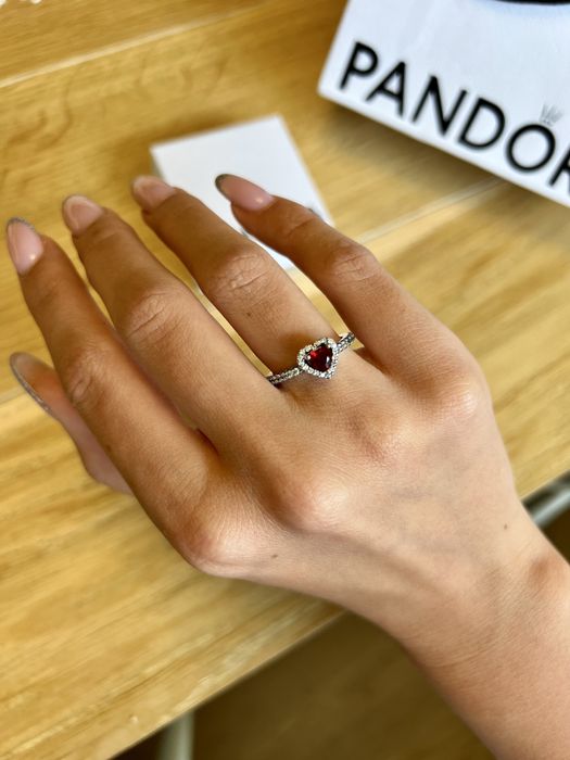 Pandora pierścionek z czerwonym sercem