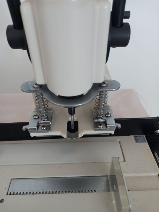 Furador profissional SPC Filepecker IX - até 300 folhas  manual