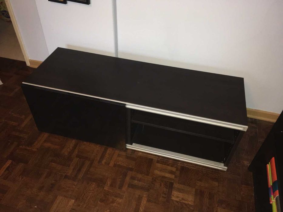 Dois móveis e uma mesa de vidro (IKEA)