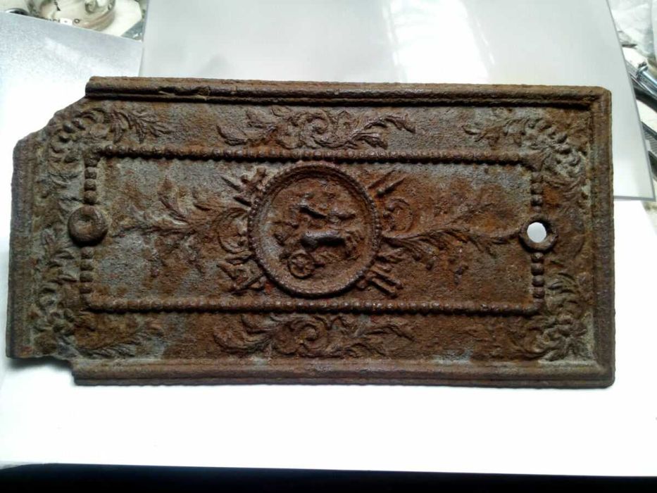 Старовинна пічна дверка.