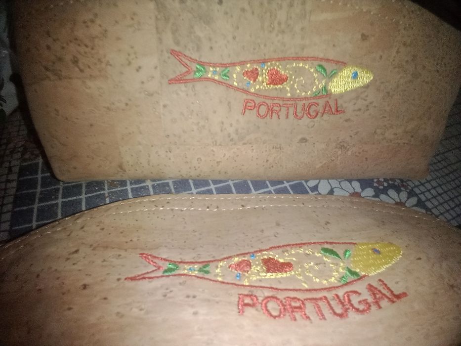 Duas bolsas pequenas com etiqueta